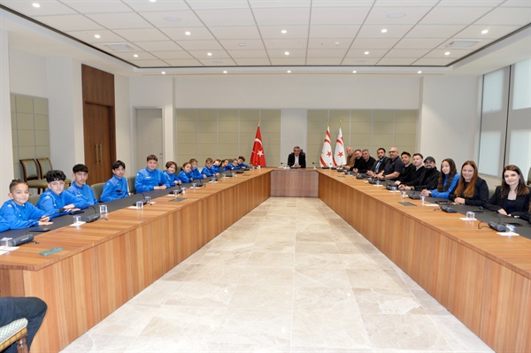 Cumhurbaşkanı Tufan Erhürman, Perçinci Futbol Okulu’ndan sporcular, yöneticiler ve ailelerle görüştü