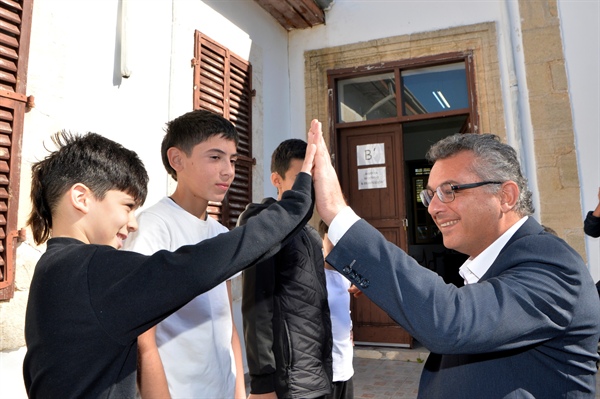 Cumhurbaşkanı Tufan Erhürman, Dipkarpaz Rum Ortaokulu ve Dipkarpaz Recep Tayyip Erdoğan Ortaokulu’nu ziyaret etti