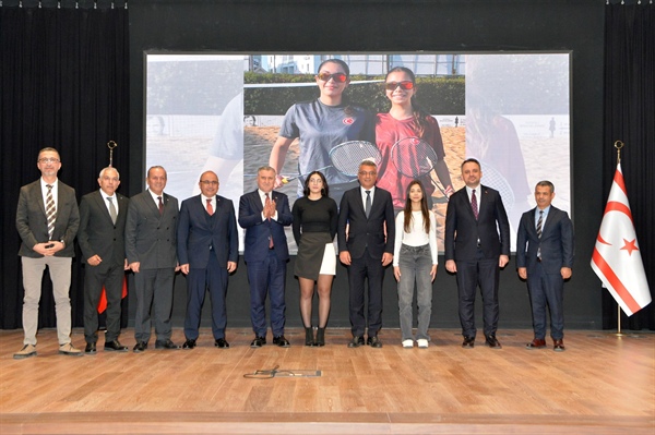 Cumhurbaşkanı Tufan Erhürman, Milli Badminton oyuncusu Nehir Deniz için düzenlenen törene katıldı