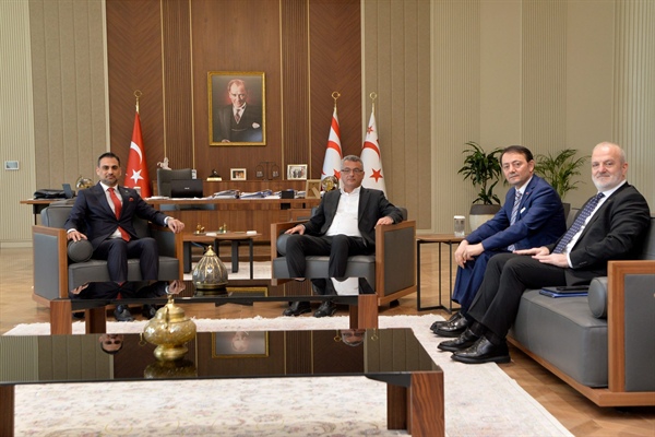 Cumhurbaşkanı Tufan Erhürman, USKAİD genel başkanı ve beraberindeki heyetle görüştü