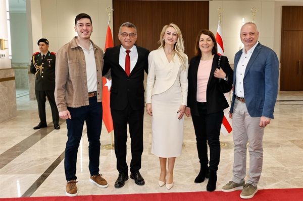 Cumhurbaşkanı Tufan Erhürman ve eşi Nilden Bektaş Erhürman, Cumhurbaşkanlığı’nda bayram tebriği kabul etti