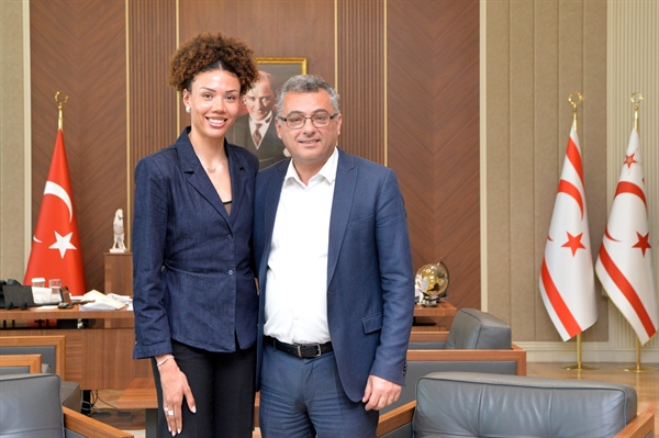 Cumhurbaşkanı Tufan Erhürman, Atletizm Federasyonu başkanı, yönetim kurulu üyeleri ve Milli Atlet Buse Savaşkan’ı kabul etti