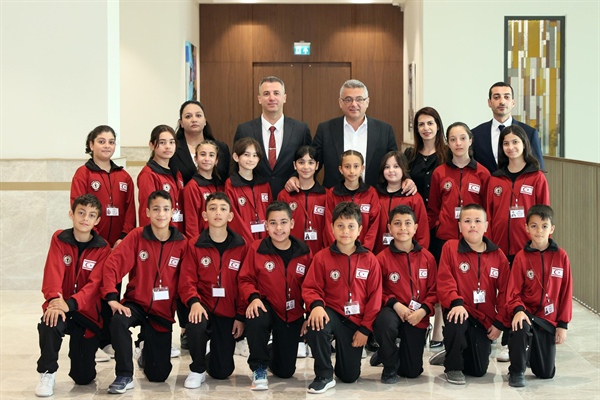Cumhurbaşkanı Tufan Erhürman, Alayköy İlkokulu Halk Dansları ekibini kabul etti