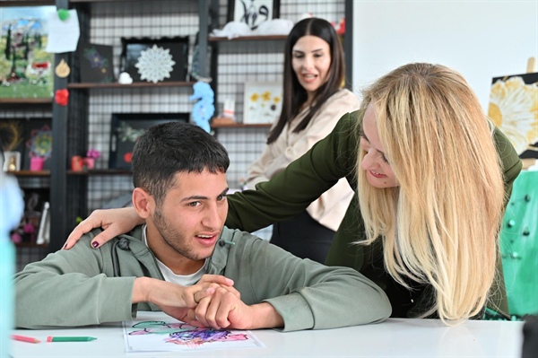 Nilden Bektaş Erhürman, Engelsiz Yaşam Evi’ni ziyaret etti