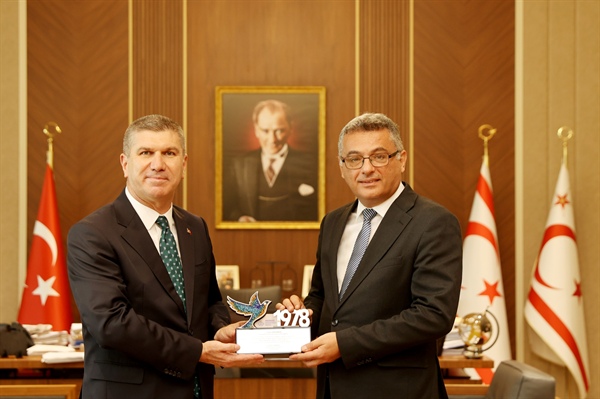 Cumhurbaşkanı Tufan Erhürman, Akdeniz Belediyeler Birliği Başkanı Ali Orkun Ercengiz ve beraberindeki heyeti kabul etti