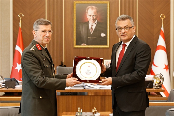 Cumhurbaşkanı Tufan Erhürman, Tümgeneral Ertan İnaltekin ve Tuğgeneral Şükrü Bilir’i kabul etti.