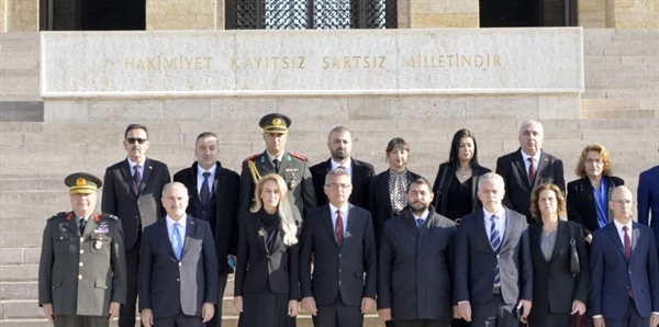 İlk yurt dışı resmi ziyareti kapsamında Ankara’da bulunan Cumhurbaşkanı Tufan Erhürman, bugünkü temaslarına Anıtkabir’le başladı