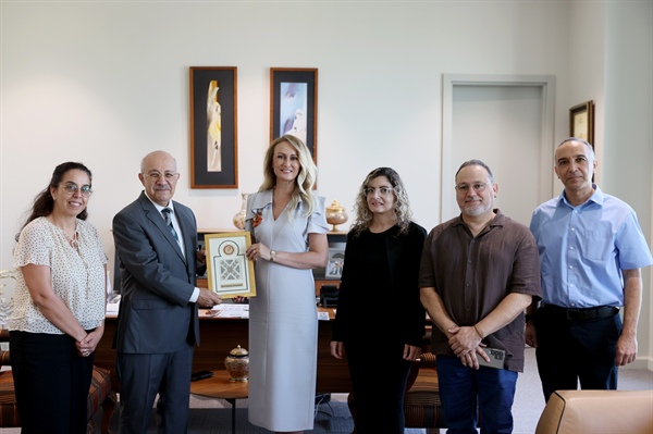 Nilden Bektaş Erhürman, Rauf Denktaş Üniversitesi rektörü ve beraberindeki heyetle görüştü