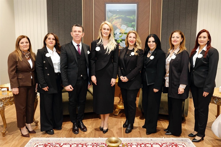 Nilden Bektaş Erhürman, Bahar Esintileri Sanat Derneği yönetimi ile...