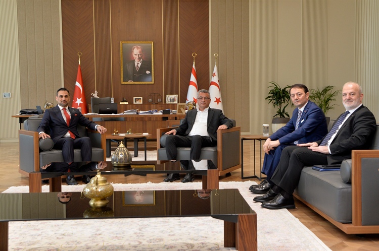 Cumhurbaşkanı Tufan Erhürman, USKAİD genel başkanı ve beraberindeki...