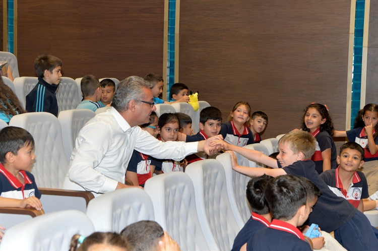 Cumhurbaşkanı Tufan Erhürman, tiyatro gösterimlerini çocuklarla izledi