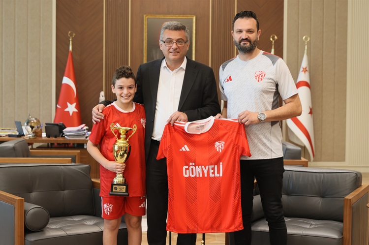 Cumhurbaşkanı Tufan Erhürman, Gönyeli Spor Akademisi U12 Takımını...