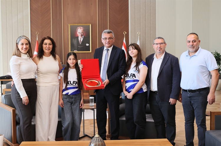 Cumhurbaşkanı Tufan Erhürman, GMB Çamlık Spor Kulübü yetkililerini...