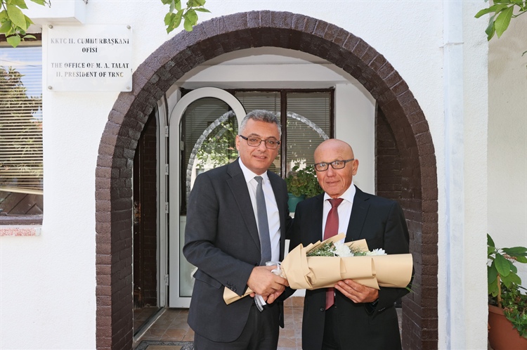 Cumhurbaşkanı Tufan Erhürman, eski cumhurbaşkanlarını ofislerinde...