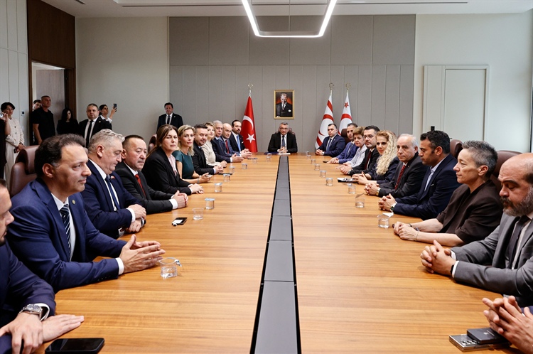 Cumhurbaşkanı Erhürman, Akdeniz Barış ve Diplomasi Forumu Heyeti ile...