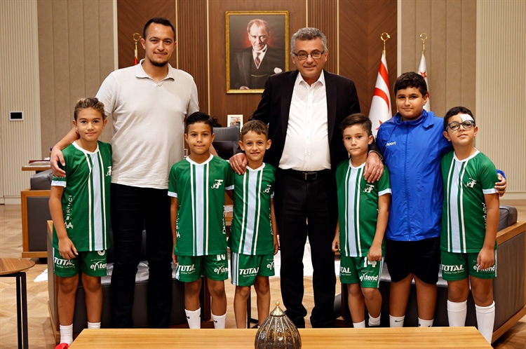 Cumhurbaşkanı Tufan Erhürman,  Perçinci Spor Akademi U11 Takımı’ndan ...