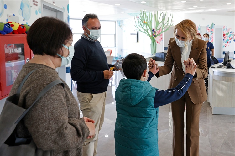 Nilden Bektaş Erhürman, Onkoloji Hastanesi’ni ziyaret etti